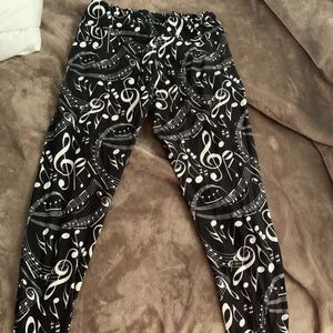 Plus size music note pattern leggings